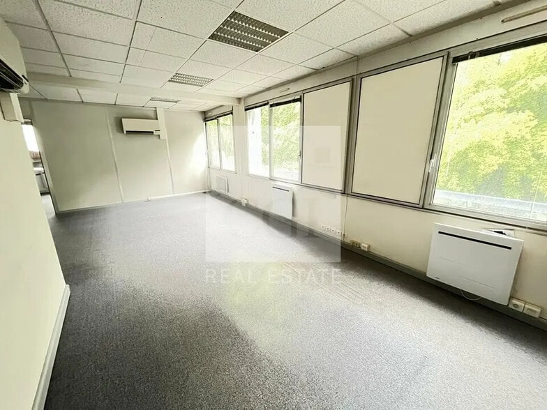 Bureau dans Lissieu à vendre - Photo de l’immeuble – Image 2 sur 5