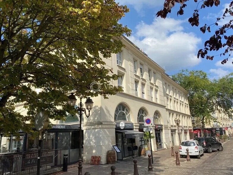Bureau dans Poissy à louer - Photo de l’immeuble – Image 2 sur 12