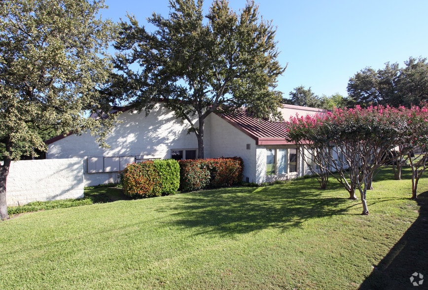 2761 E Trinity Mills Rd, Carrollton, TX à louer - Photo principale – Image 3 sur 13