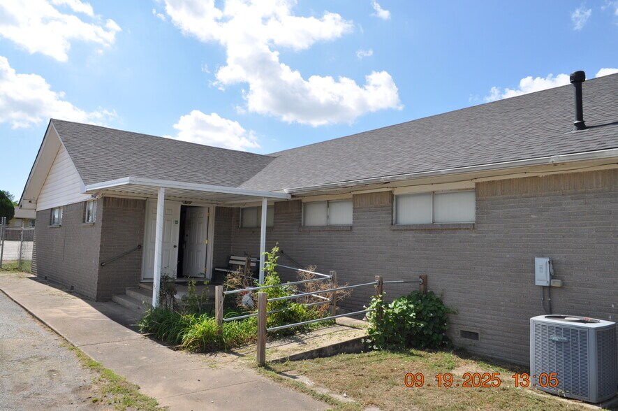 15890 E Pine St, Tulsa, OK à vendre - Photo de l’immeuble – Image 1 sur 12