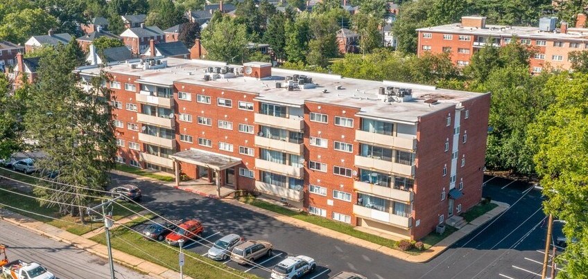 3809 Clarks Ln, Baltimore, MD à vendre - Photo de l’immeuble – Image 3 sur 55
