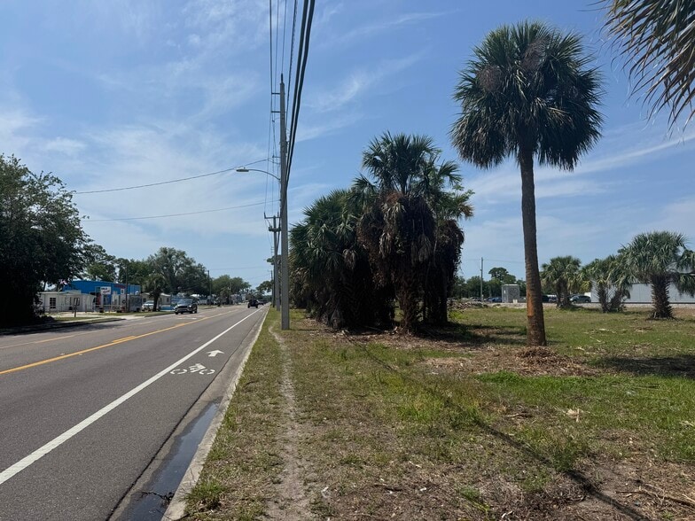 S Hopkins Ave, Titusville, FL à vendre - Photo de l’immeuble – Image 2 sur 8