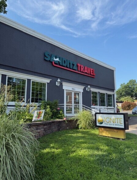 945 Farmington Ave, West Hartford, CT à louer - Photo de l’immeuble – Image 3 sur 5