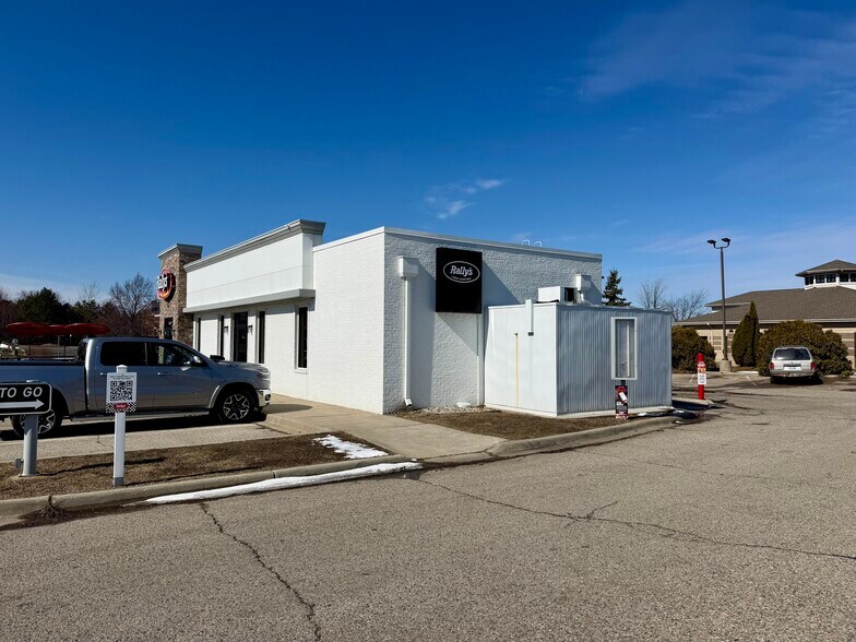 15155 Silver Pky, Fenton, MI à louer - Photo de l’immeuble – Image 3 sur 5