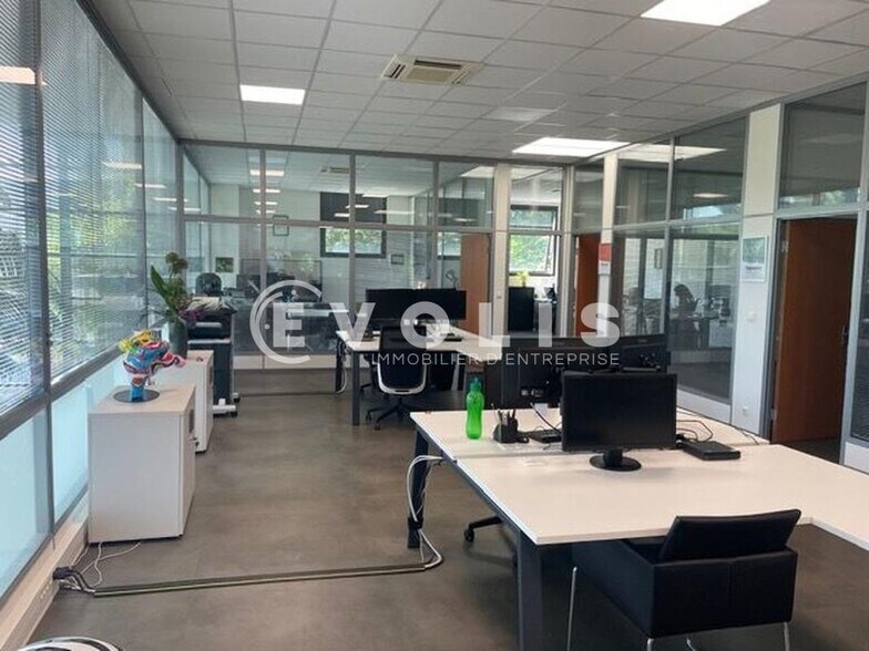 Bureau dans Bussy Saint Martin à louer - Photo de l’immeuble – Image 1 sur 8