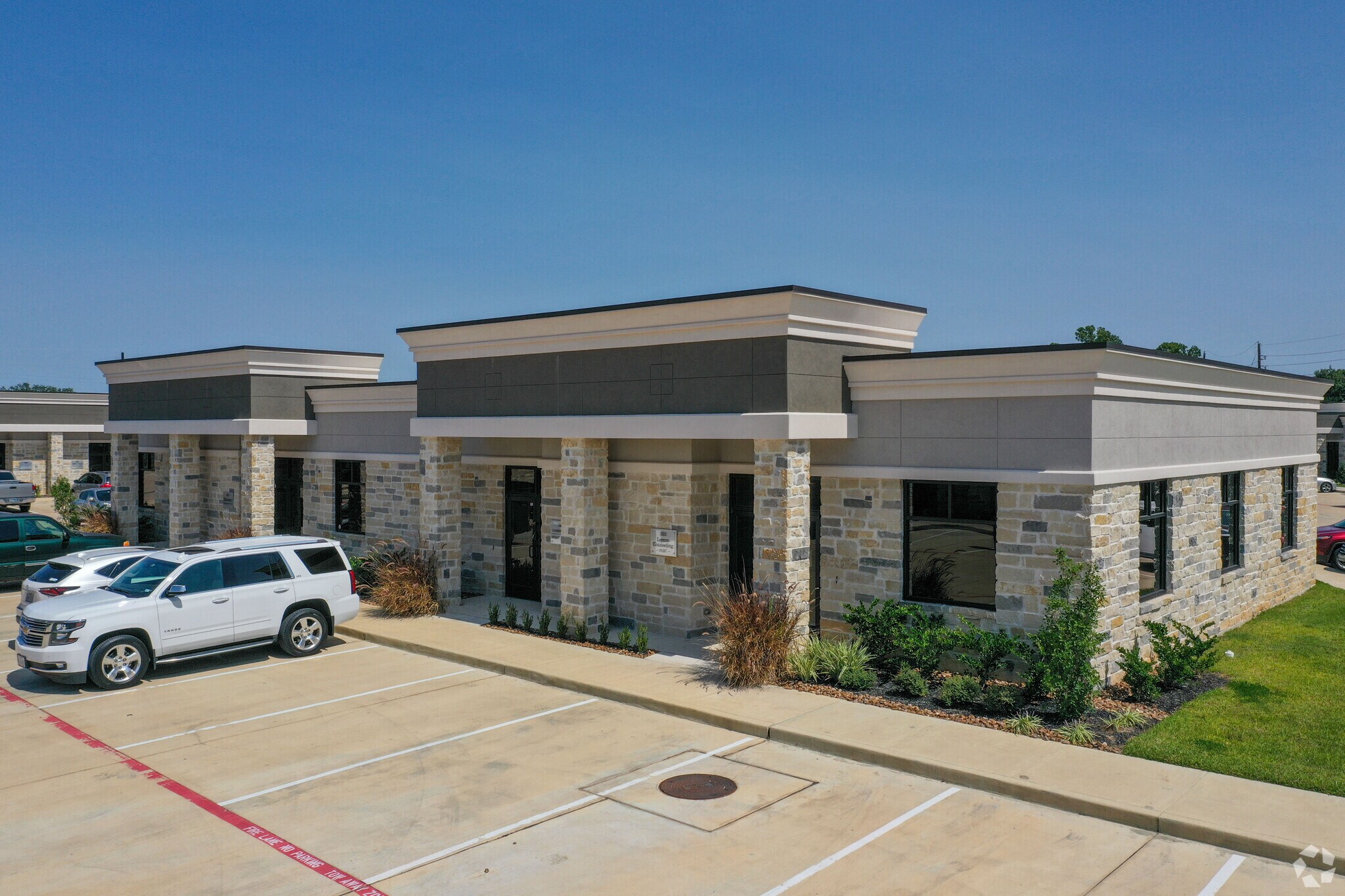 633 E Fernhurst Dr, Katy, TX à louer Photo de l’immeuble– Image 1 sur 14