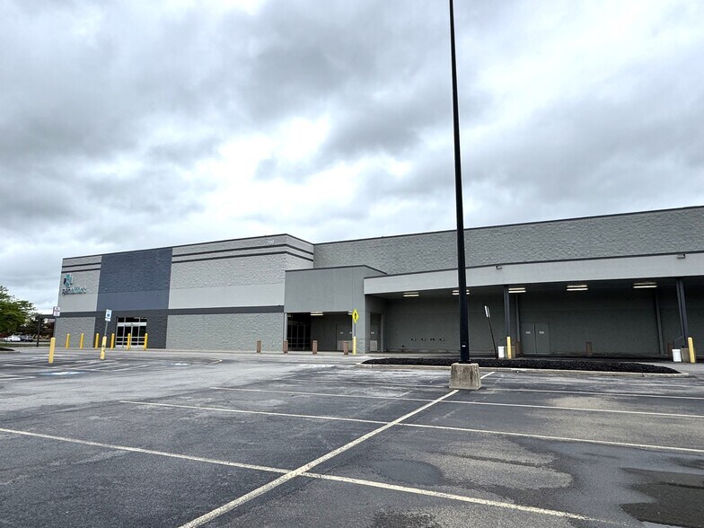 700 Elmridge Center Dr, Rochester, NY à louer - Photo de l’immeuble – Image 3 sur 15