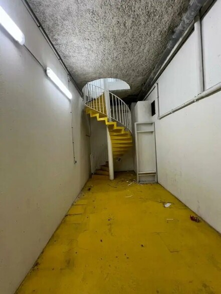 Local commercial dans Levallois-Perret à louer - Photo de l’immeuble – Image 3 sur 9