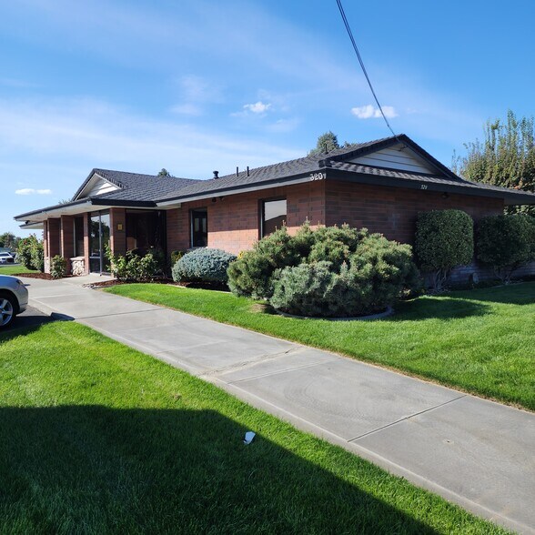 320 N 20th Ave, Pasco, WA à vendre - Photo de l’immeuble – Image 2 sur 12