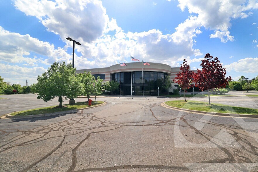2110 Executive Hills Ct, Auburn Hills, MI à louer - Photo de l’immeuble – Image 1 sur 11