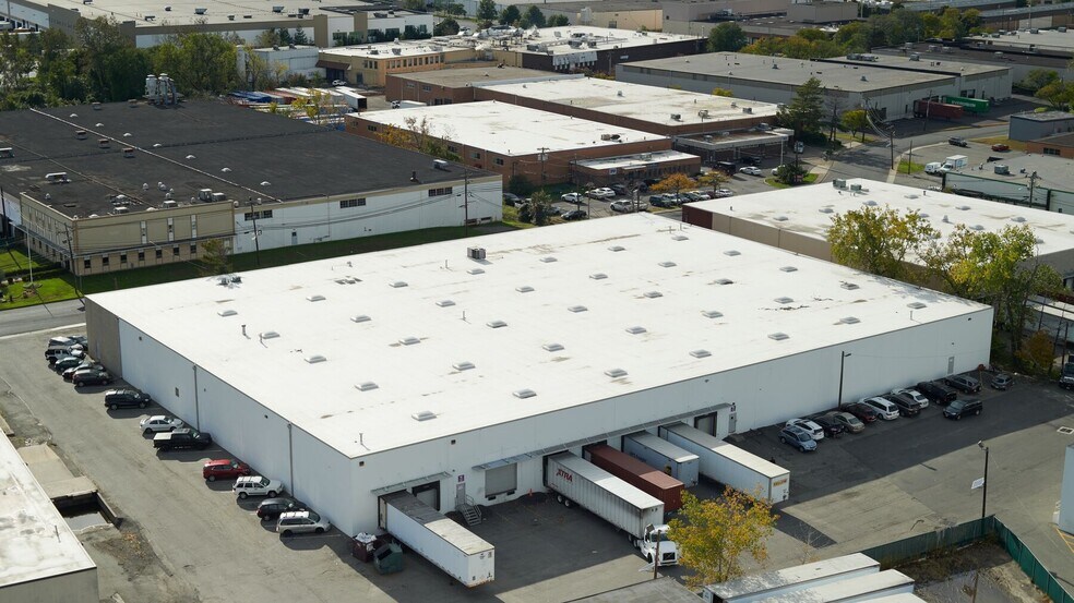 245 W Commercial Ave, Moonachie, NJ à louer - Photo de l’immeuble – Image 2 sur 3