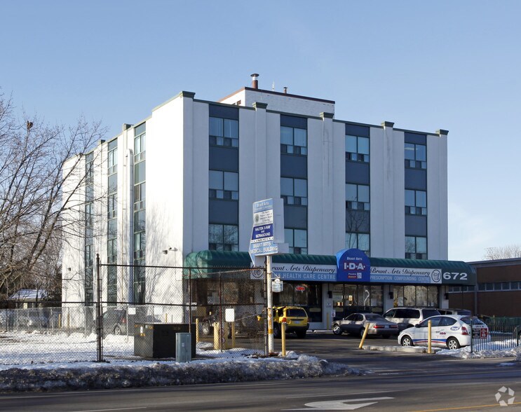 672 Brant St, Burlington, ON à louer - Photo principale – Image 1 sur 2