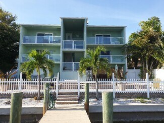 Plus de détails pour 125 110th Ave, Treasure Island, FL - Logement à vendre