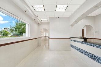 9400 NW 58th St, Miami, FL à louer Photo de l’immeuble– Image 2 sur 3