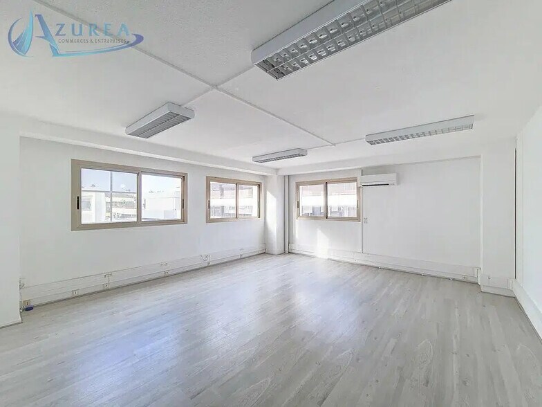 Bureau dans Saint-Laurent-Du-Var à louer - Photo de l’immeuble – Image 1 sur 12
