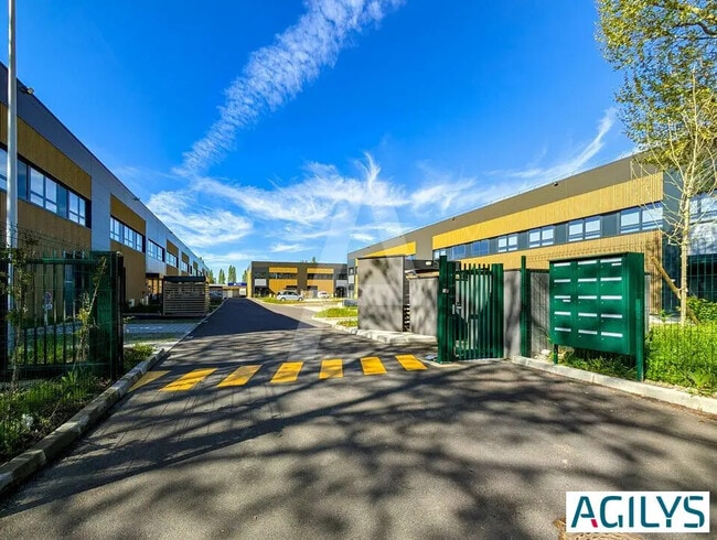 Plus de détails pour Local d'activités à louer