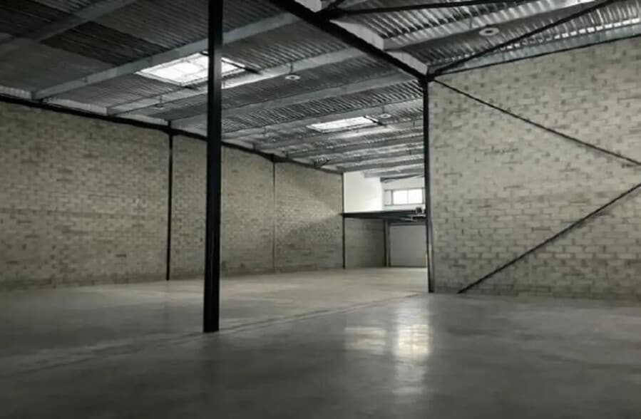 Local d’activités dans Buc à louer - Photo intérieure – Image 1 sur 8