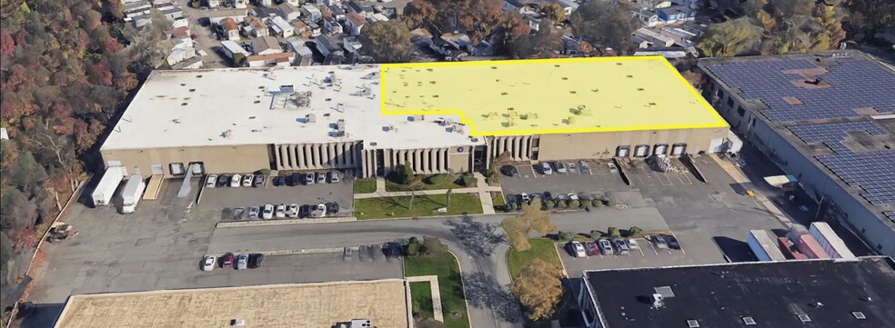 137 W Commercial Ave, Moonachie, NJ à louer - Photo de l’immeuble – Image 1 sur 15