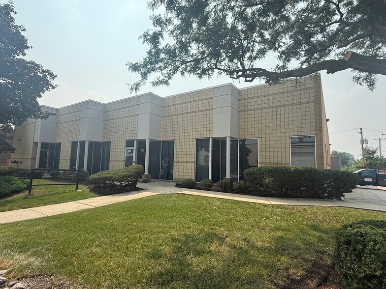 830 Sivert Dr, Wood Dale, IL à louer - Photo de l’immeuble – Image 1 sur 2