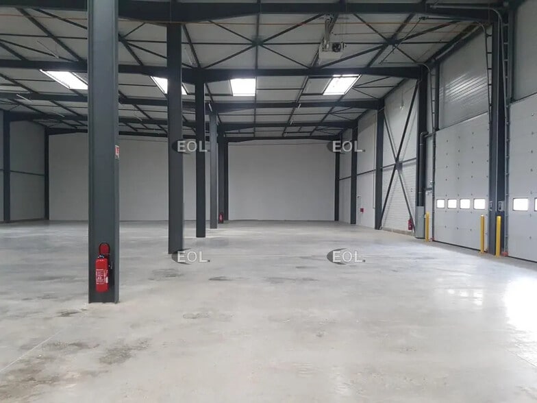 Local d’activités dans Saint-Priest à louer - Photo intérieure – Image 3 sur 16