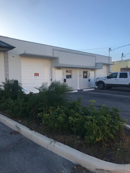 5093-5095 NE 12th Ave, Oakland Park, FL à louer - Photo de l’immeuble – Image 2 sur 6