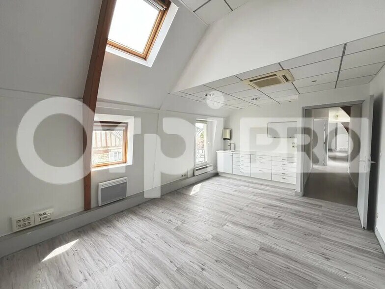 Local d’activités dans Compiègne à louer - Photo de l’immeuble – Image 2 sur 10