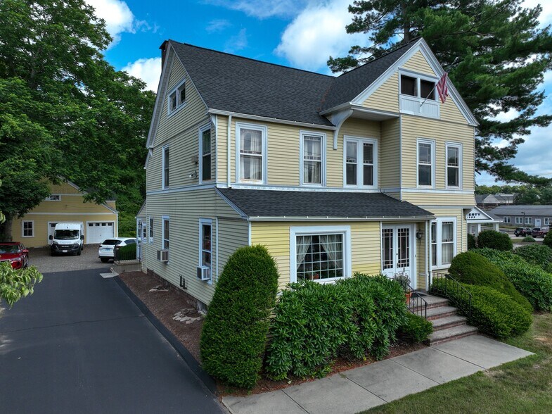 8 W High St, East Hampton, CT à vendre - Photo de l’immeuble – Image 2 sur 28