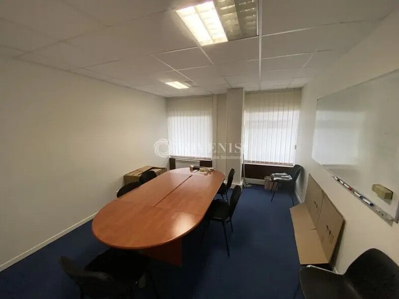 Bureau dans Trappes à louer - Photo de l’immeuble – Image 2 sur 4