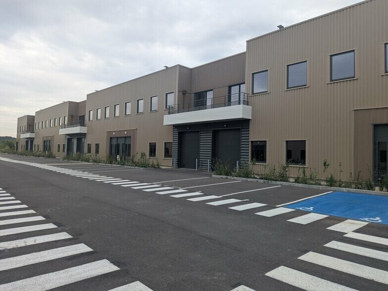 Local d’activités dans Oissel à louer - Photo de l’immeuble – Image 1 sur 4