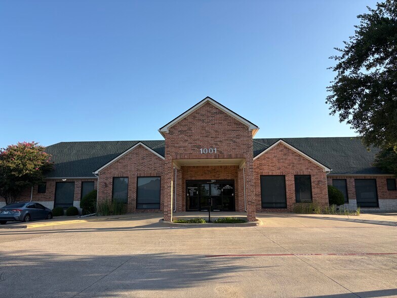 1001 Robbie Mince Way, DeSoto, TX à vendre - Photo de l’immeuble – Image 3 sur 9