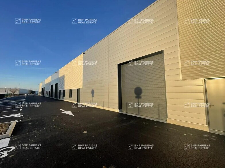 Bureau dans Flévy à louer - Photo de l’immeuble – Image 3 sur 12