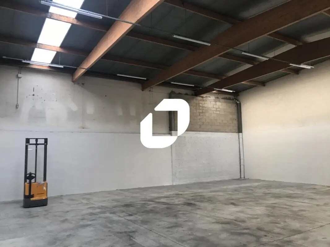 Local d’activités dans Émerainville à louer Photo de l’immeuble– Image 1 sur 4