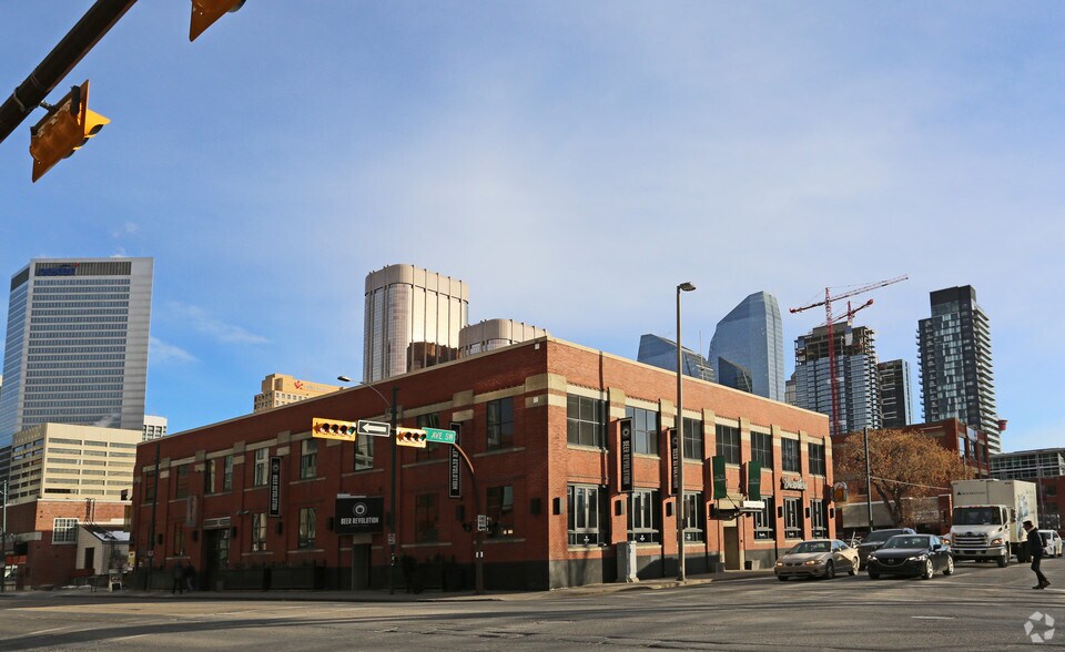 902 11th Ave SW, Calgary, AB à louer - Photo principale – Image 1 sur 4