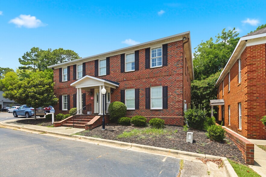 2577 Ravenhill Dr, Fayetteville, NC à vendre - Photo de l’immeuble – Image 2 sur 35