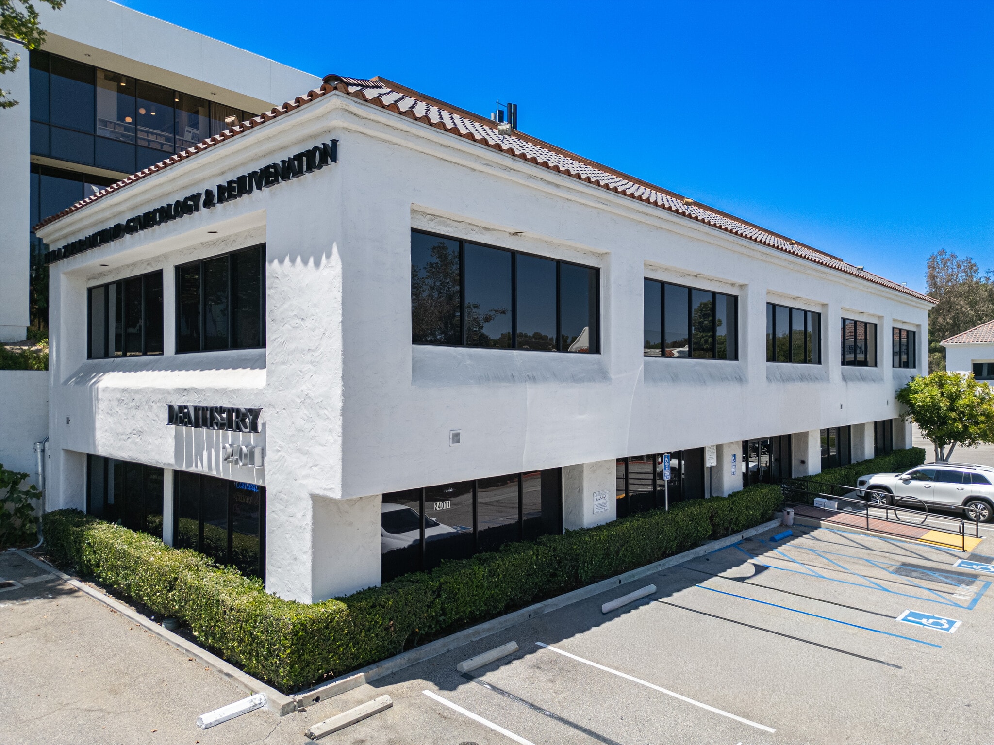 24011 Ventura Blvd, Calabasas, CA à louer Photo principale– Image 1 sur 40