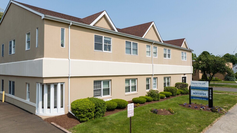2558 Whitney Ave, Hamden, CT à louer - Photo de l’immeuble – Image 1 sur 9