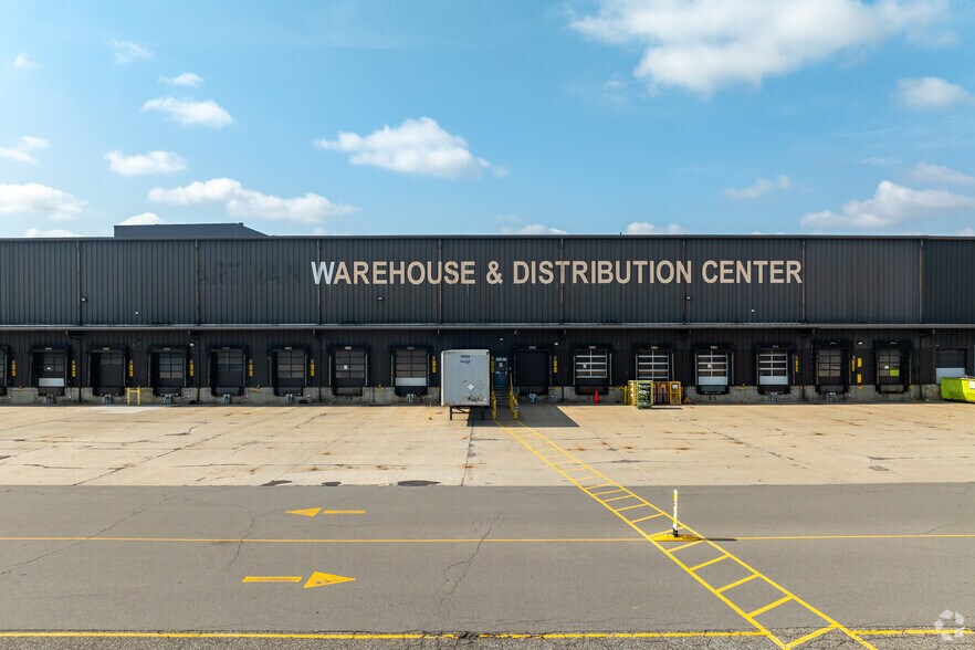 6500 14 Mile Rd, Warren, MI à louer - Photo de l’immeuble – Image 3 sur 7