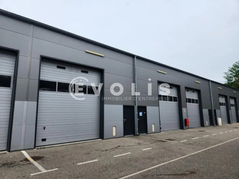 42 Rue De Barcelone, Saint-Quentin-Fallavier à louer - Photo de l’immeuble – Image 1 sur 13