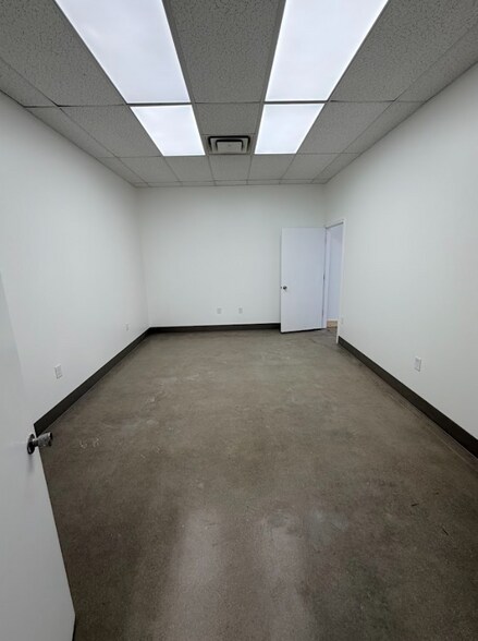 4729-4747 Devitt Dr, Cincinnati, OH à louer - Photo de l’immeuble – Image 3 sur 6