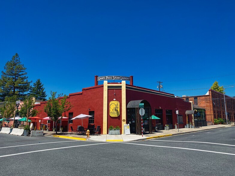 234 SW 5th St, Grants Pass, OR à louer - Photo de l’immeuble – Image 3 sur 16