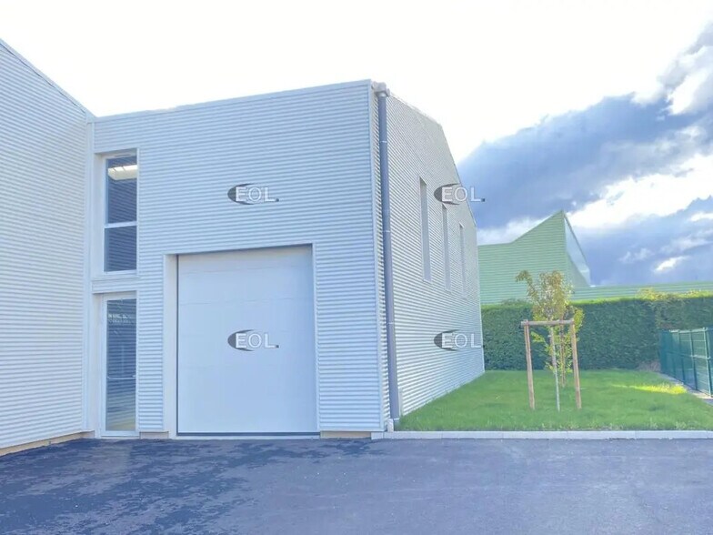 Local d’activités dans Chassieu à louer - Photo de l’immeuble – Image 1 sur 10