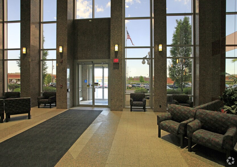 7575 Northcliff Ave, Brooklyn, OH à louer - Hall d’entrée – Image 3 sur 4