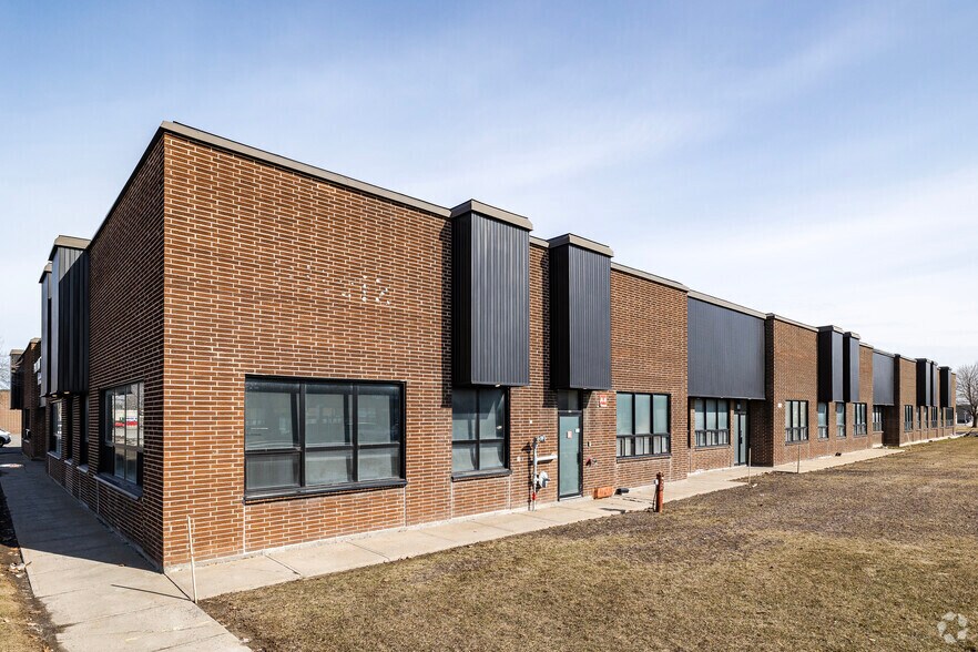 825 Rue Tecumseh, Dollard-des-Ormeaux, QC à louer - Photo principale – Image 1 sur 12