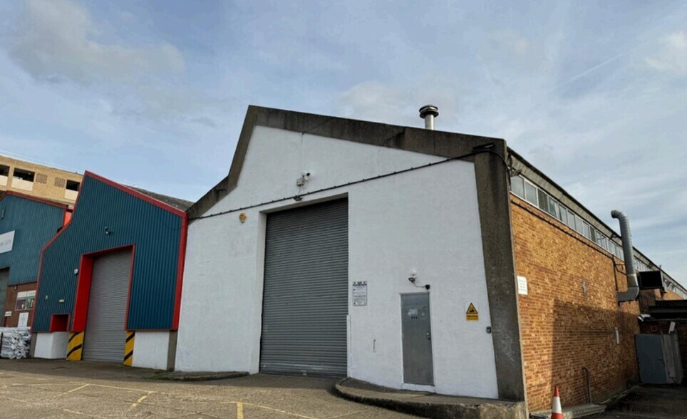 15-23 Greenhill Crescent, Watford à louer - Photo principale – Image 2 sur 3