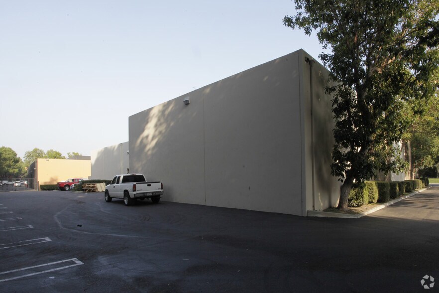 14201-14211 Chambers Rd, Tustin, CA à louer - Photo de l’immeuble – Image 2 sur 6