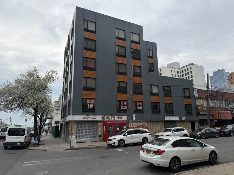 13553 Northern Blvd, Flushing, NY à vendre - Photo de l’immeuble – Image 2 sur 5