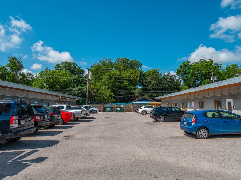 1711 E Cesar Chavez St, Austin, TX à louer - Photo de l’immeuble – Image 3 sur 11