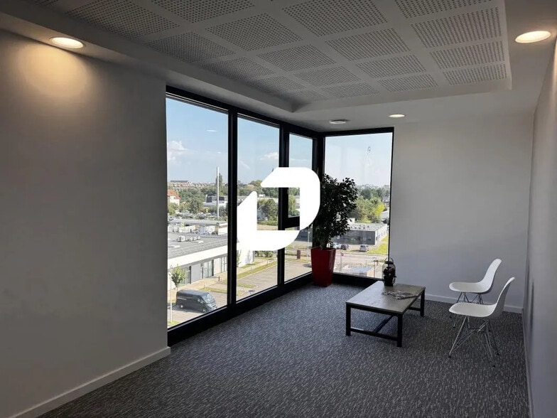 Local commercial dans à louer - Photo de l’immeuble – Image 3 sur 11