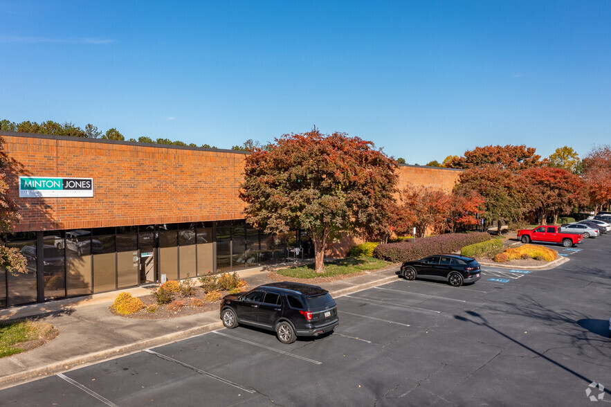 1325 Oakbrook Dr, Norcross, GA à louer - Photo de l’immeuble – Image 1 sur 4