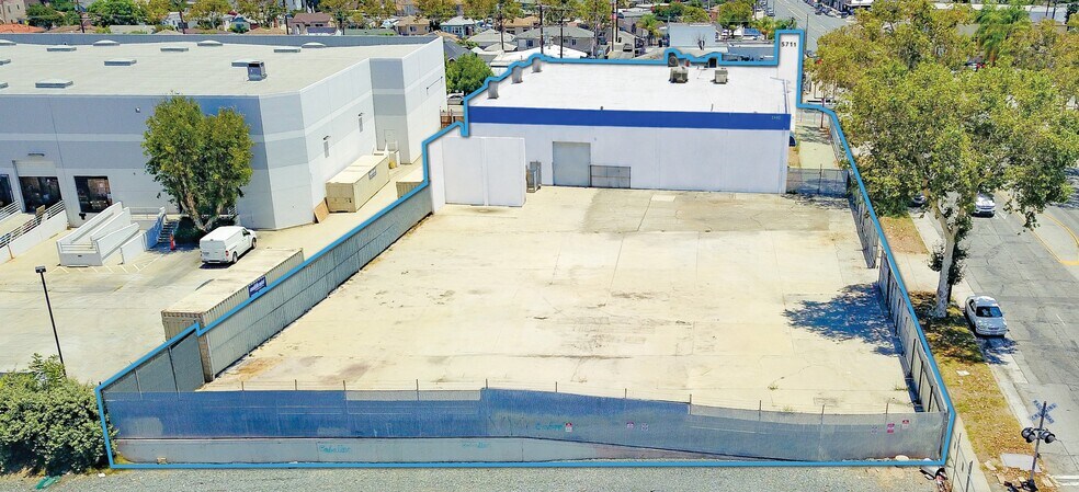 5711 E Olympic Blvd, Commerce, CA à louer - Photo de l’immeuble – Image 1 sur 9